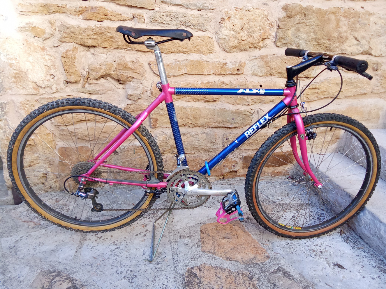 Certains soudent l'alu. Chez Reflex, on le colle !